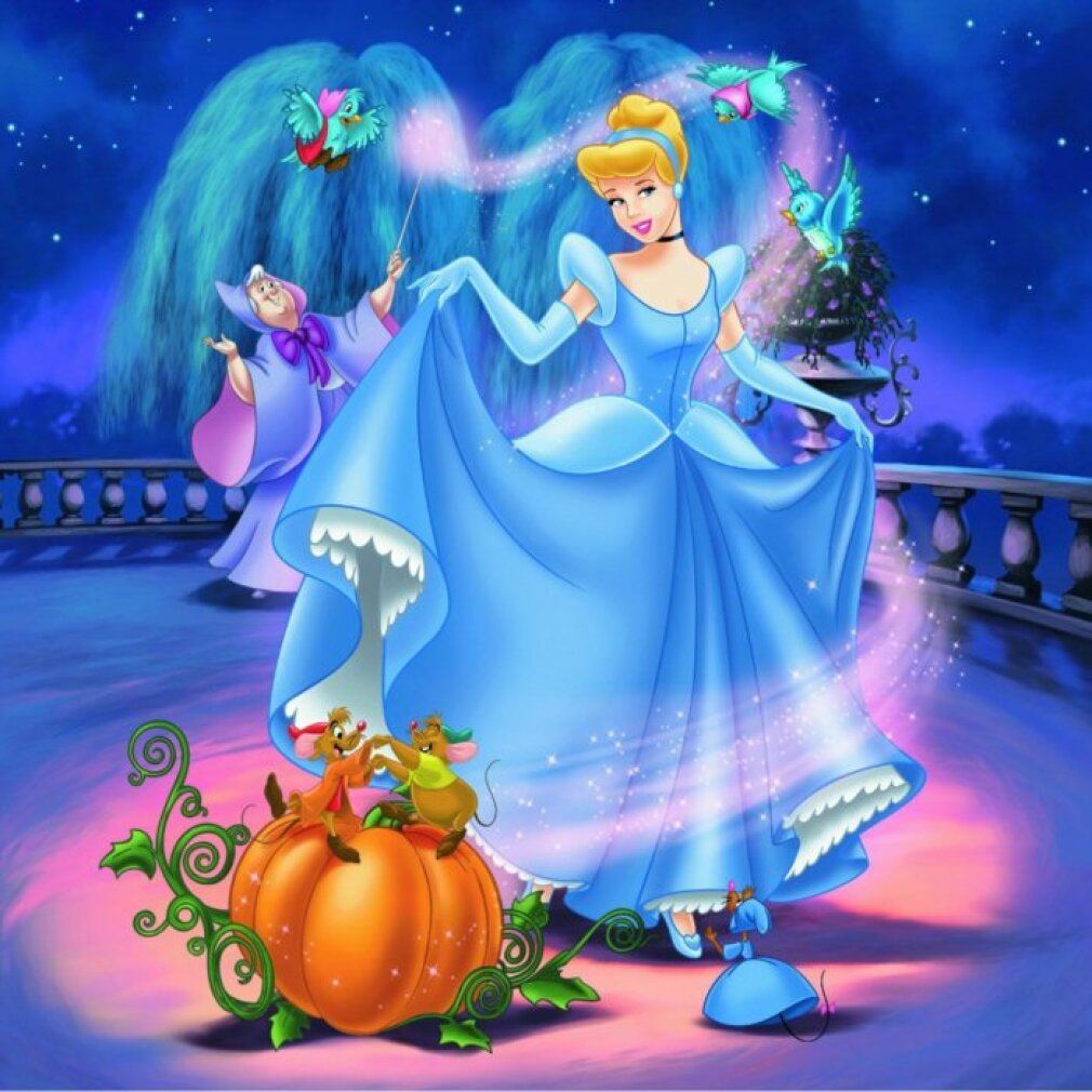 Illustrazione di Cenerentola con abito blu, zucca e topi. Sfondo con fate e stelle. Disney Principesse.