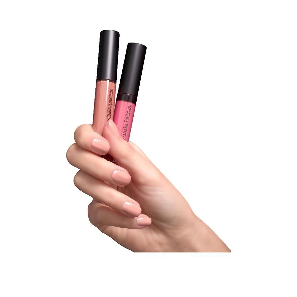 Due rossetti in diverse tonalità di rosa. Tenuti da una mano. Marchio: Diego Dalla Palma.