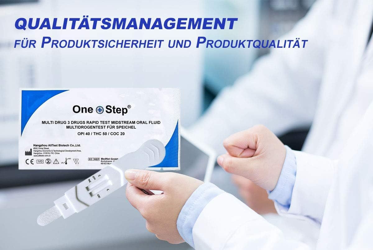Mani che tengono una confezione con il nome del prodotto e un test antidroga. Un laboratorio sullo sfondo. Testo: Gestione della qualità.