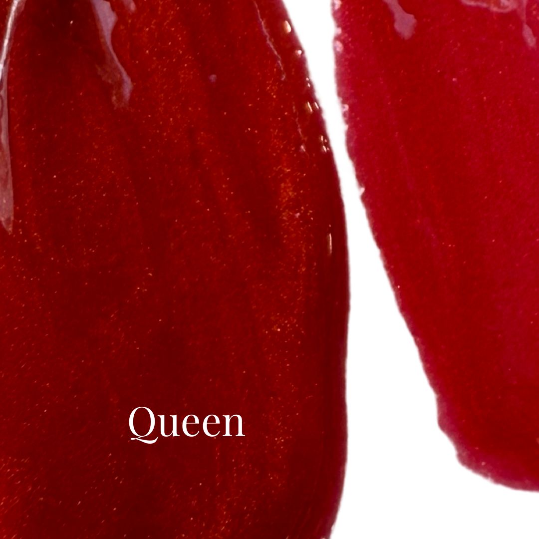 Primo piano del lucidalabbra rosso. Scritta: Queen. Prodotto in primo piano.