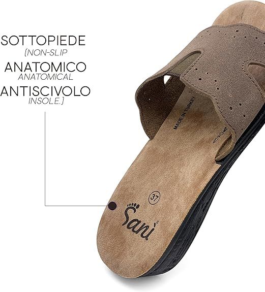 Sandalo marrone a punta aperta. Suola nera, marchio Sanì. Testo: 'Sottopiede anatomico antiscivolo'.