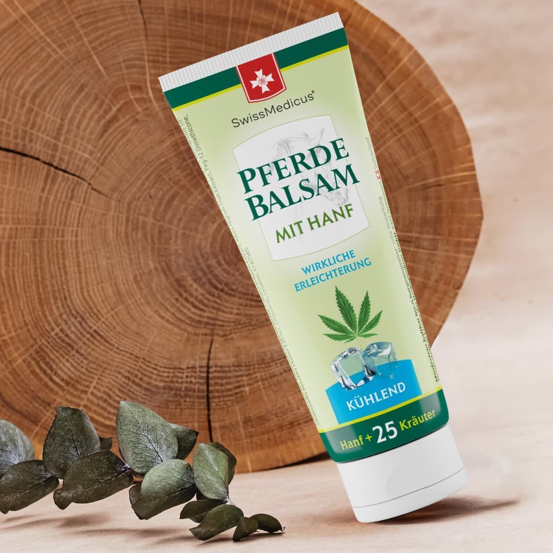 Tubo verde con tappo bianco. Scritta: Pferdebalsam mit Hanf, logo SwissMedicus. Rinfrescante. Canapa + 25 erbe.