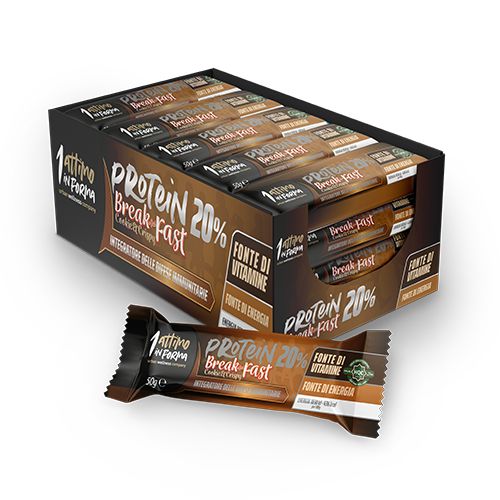 Scatola di barrette proteiche. Scritte: 1attimoinforma, Protein 20%, Break fast, Cookie & Crispy. Una barretta davanti.