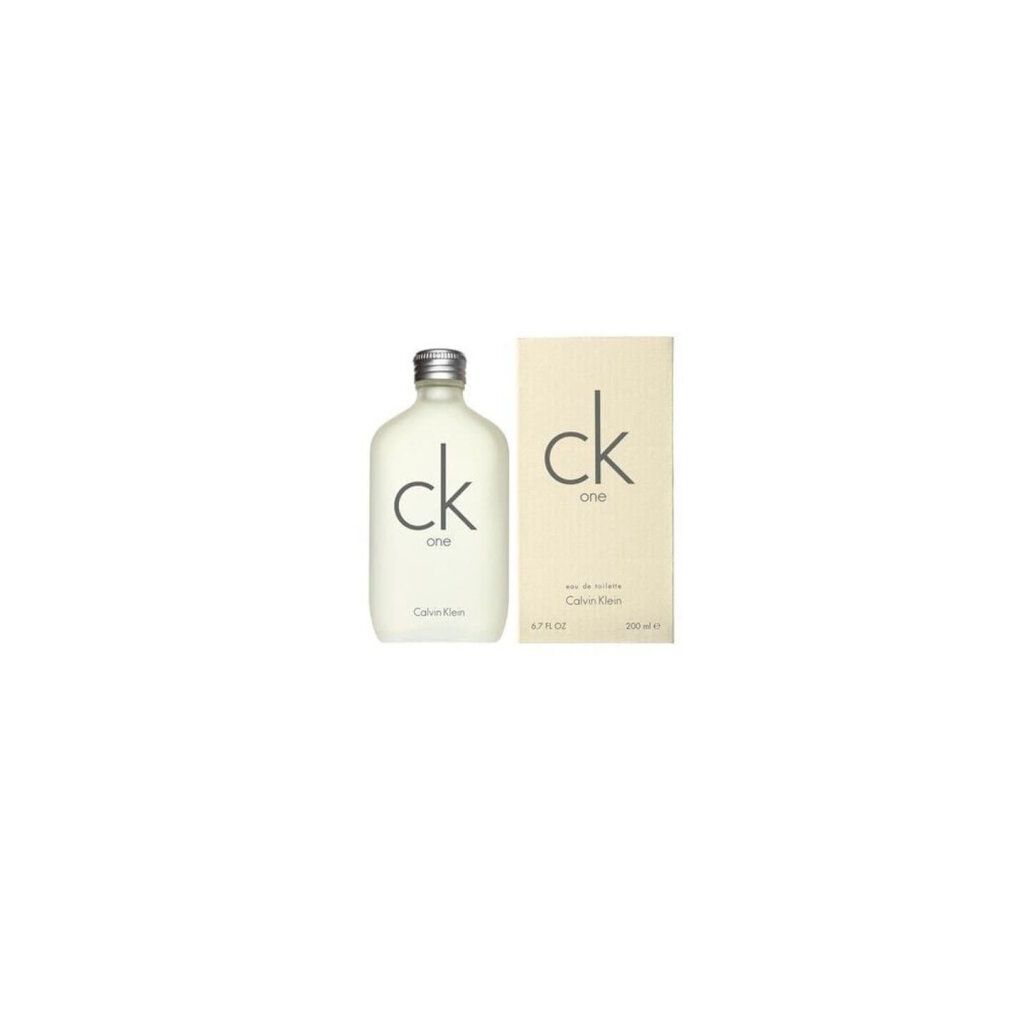Flacone e confezione di Calvin Klein Ck One. Flacone con tappo argentato, contenuto bianco e scritta grigia. Confezione con logo.