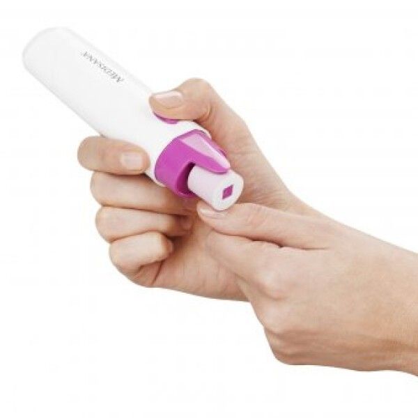 Dispositivo bianco con dettagli viola, tenuto in mano, lucida un'unghia.