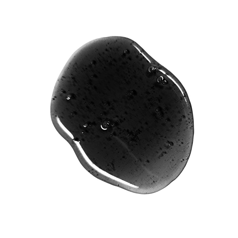 Gel nero con bollicine. Campione di detergente viso al carbone attivo. Su sfondo chiaro.