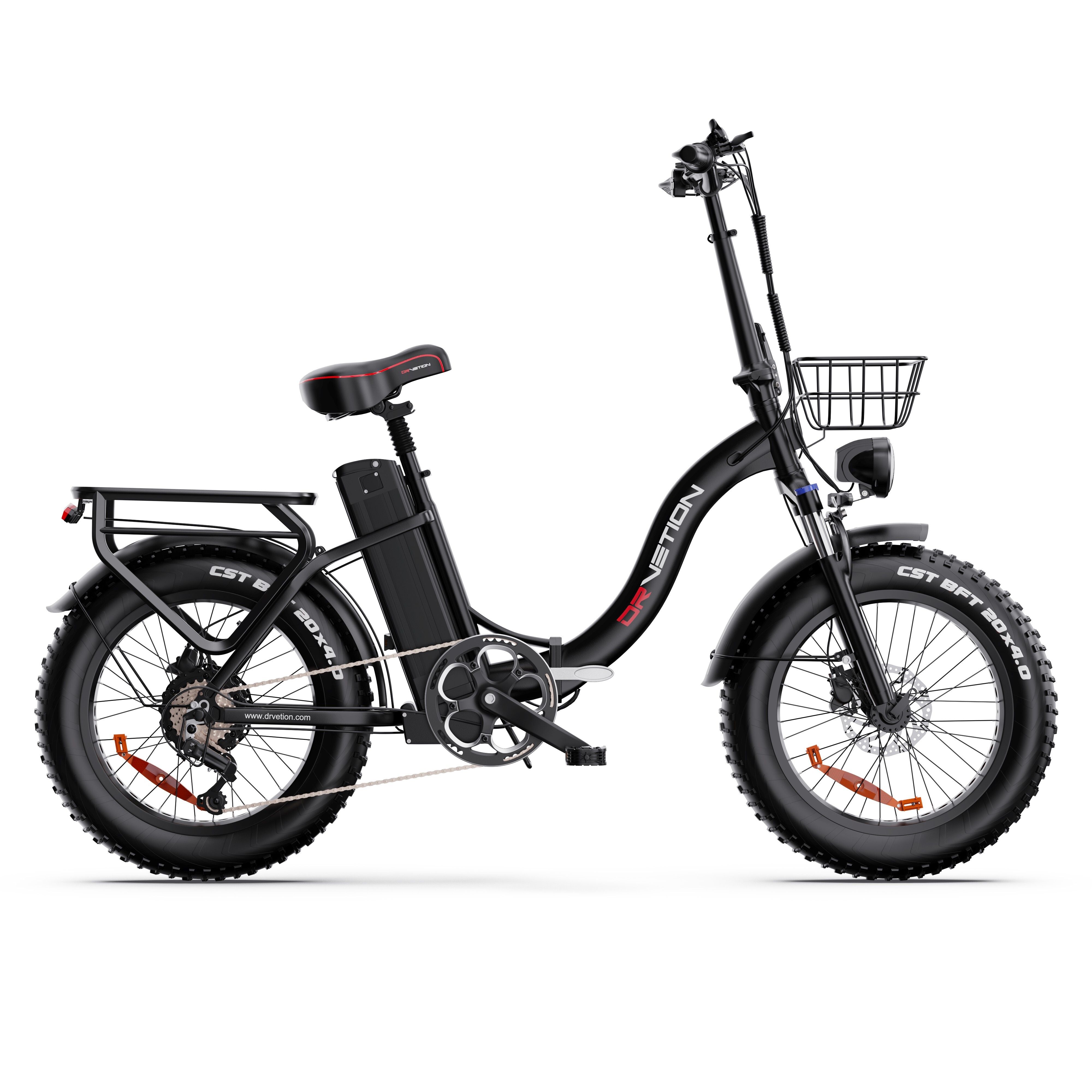 E-bike nera con cestino, batteria e portapacchi. Pneumatici grassi, sella rossa. Scritta DRVETION.