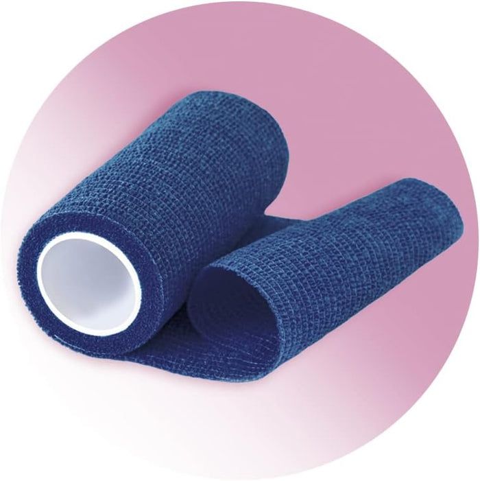 Rotolo di bendaggio rinfrescante blu con parte srotolata. Su sfondo rosa. Anima bianca.