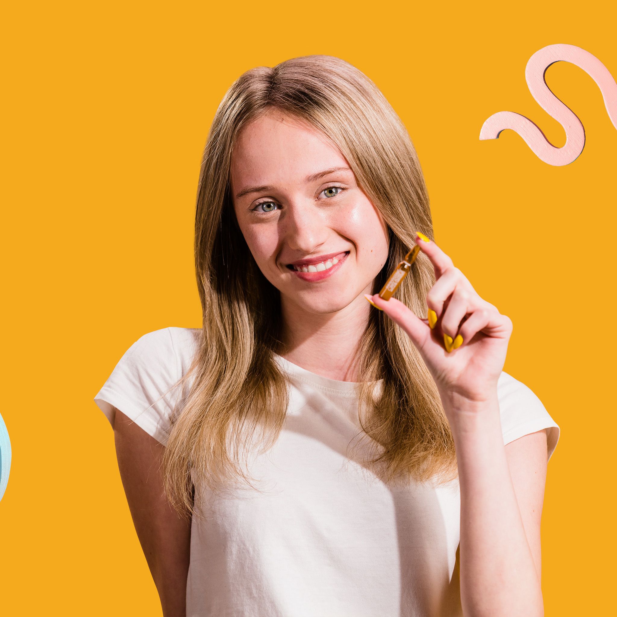 Una donna tiene in mano una fiala. Sulla fiala c'è scritto "Gerovital Stop Acne".