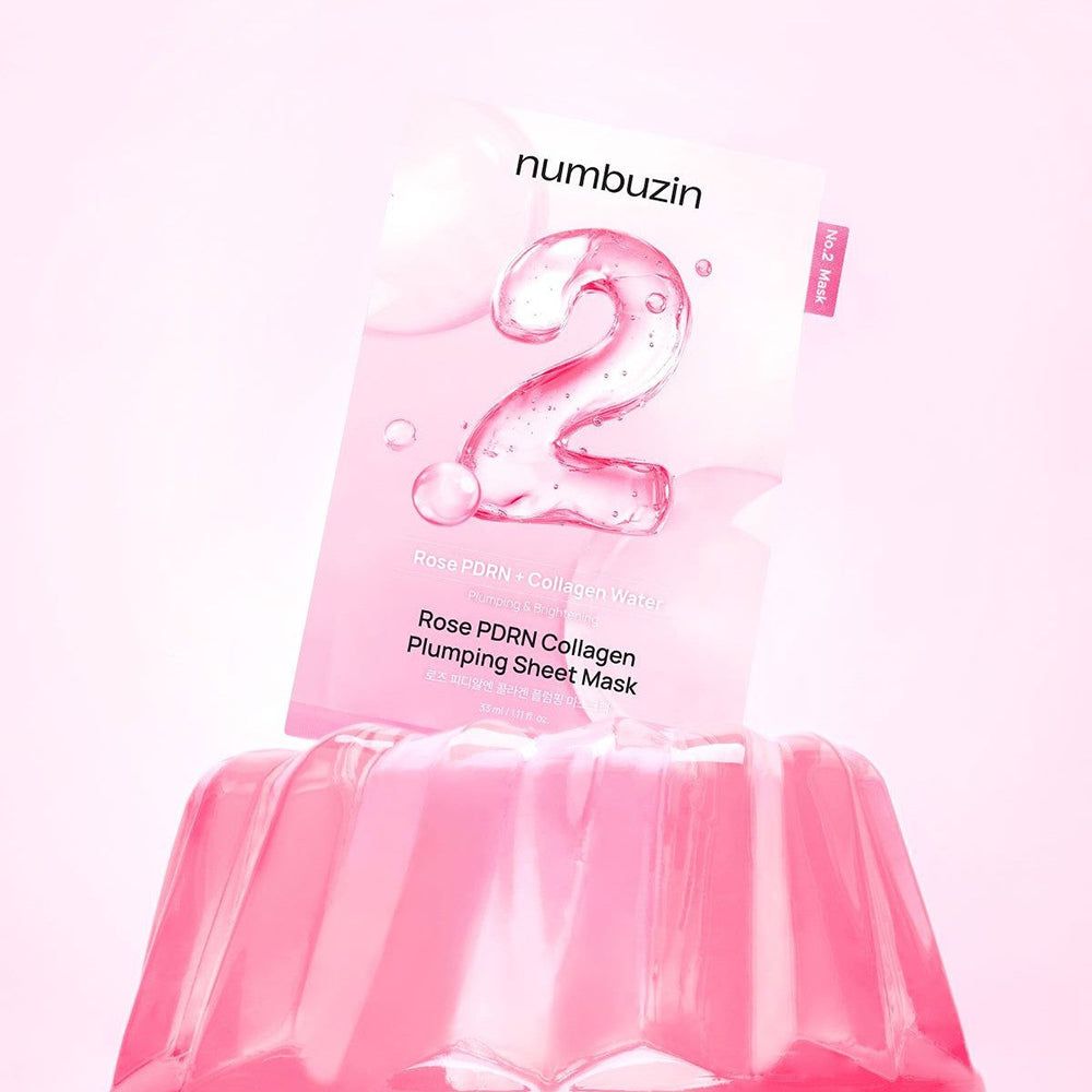 Maschera in tessuto rimpolpante NUMBUZIN No.2 Rose PDRN Collagen posizionata su uno stampo di gelatina rosa.
