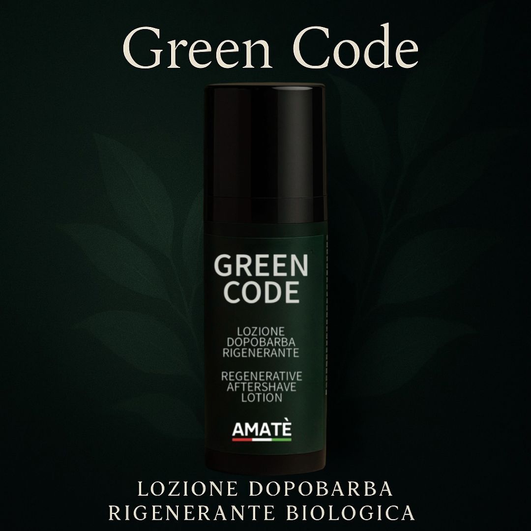 Flacone verde con tappo nero. Testo: GREEN CODE, Lozione Dopobarba Rigenerante Biologica. Logo: AMATÈ.