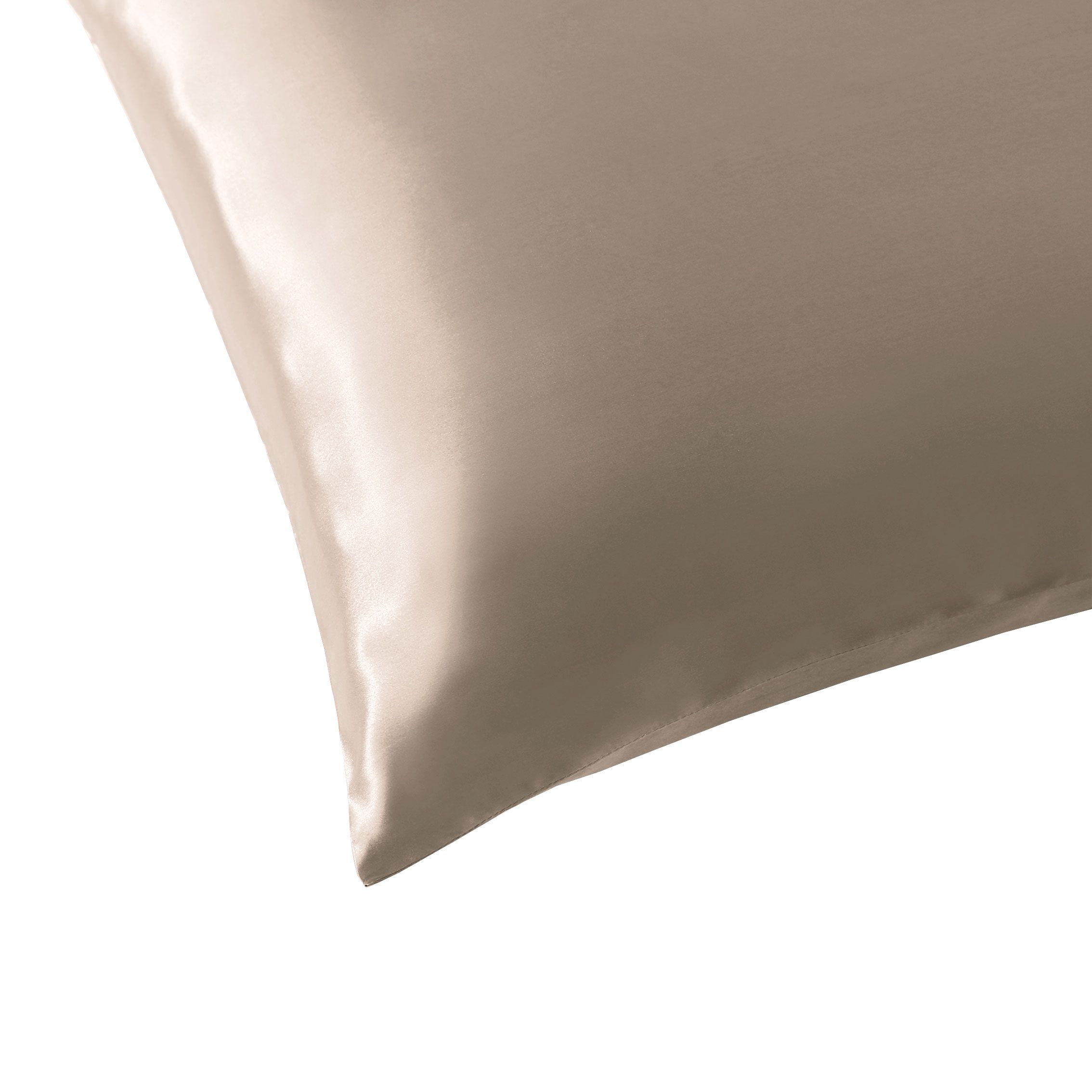 Federa beige in tessuto lucido, su sfondo bianco.