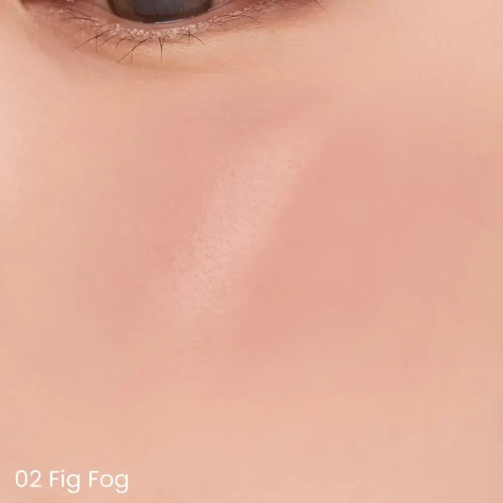 Applicazione di fard sulle guance. Tonalità 02 Fig Fog. Testo in basso: 02 Fig Fog.