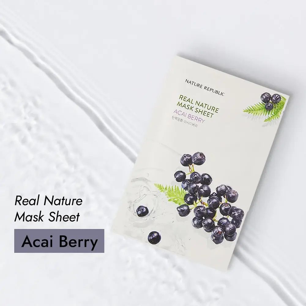 Confezione del prodotto con illustrazione di bacche di açai. Testo: Real Nature Mask Sheet, Acai Berry. Sfondo: acqua.
