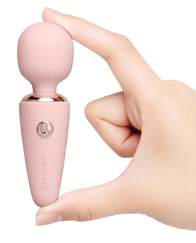 Un piccolo vibratore bianco con testa sferica e manico conico, con un pulsante e un nome di marca.