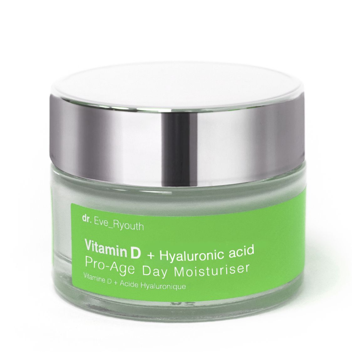 Vaso di vetro con coperchio argentato ed etichetta verde. Scritta: Vitamin D + Hyaluronic acid Pro-Age Day Moisturiser.