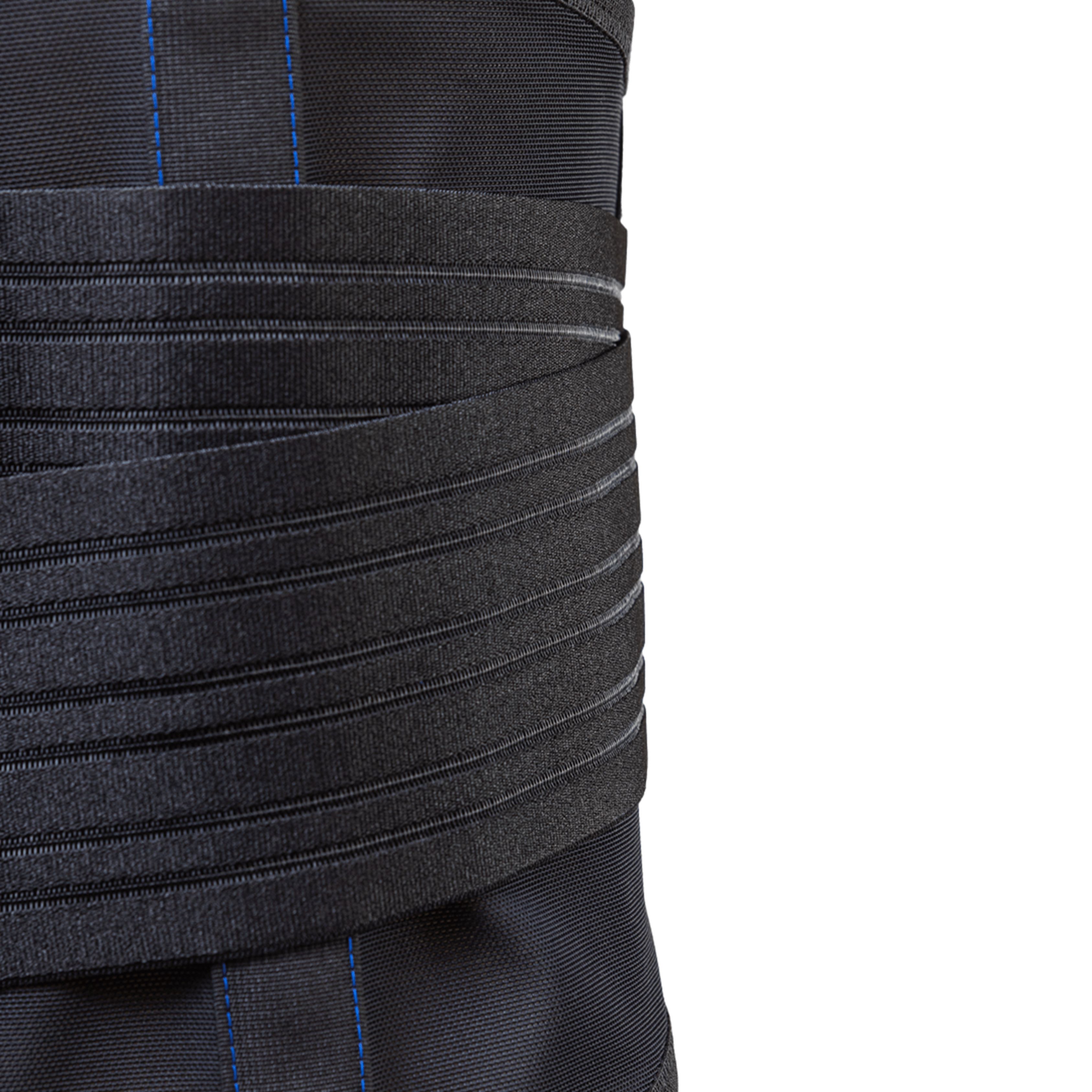 Primo piano di una fascia lombare nera. Fasce orizzontali e cuciture blu visibili.