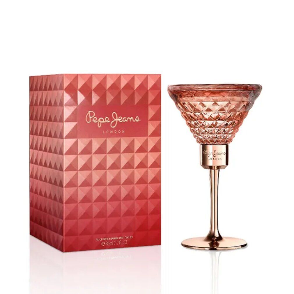 Flacone di profumo a forma di bicchiere da cocktail accanto alla confezione. Vetro rosa con motivo geometrico. Stelo dorato. Marchio: Pepe Jeans. Confezione rossa.