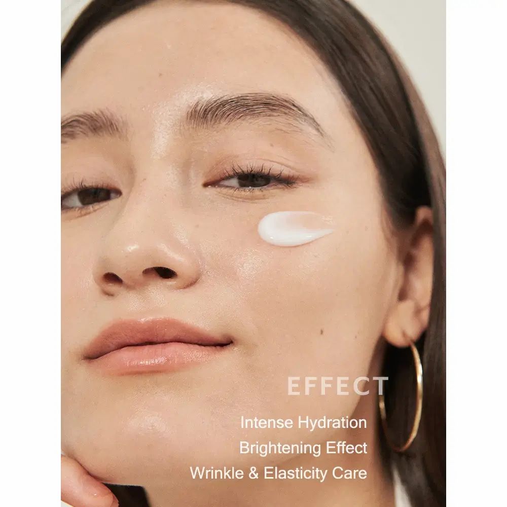 Donna con crema sulla pelle. Testo: Intense Hydration, Brightening Effect, Wrinkle & Elasticity Care.