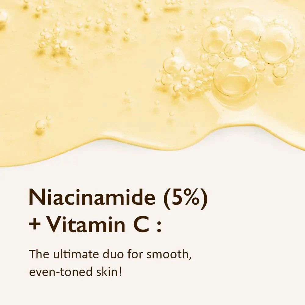 Primo piano di liquido giallo con bolle. Testo: Niacinamide (5%) + Vitamina C. Per una pelle liscia e uniforme.