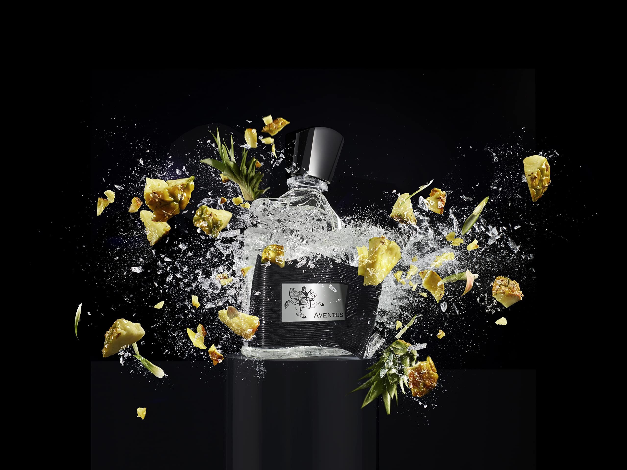 Flacone di profumo con etichetta nera e scritta bianca. Circondato da acqua ed elementi gialli.