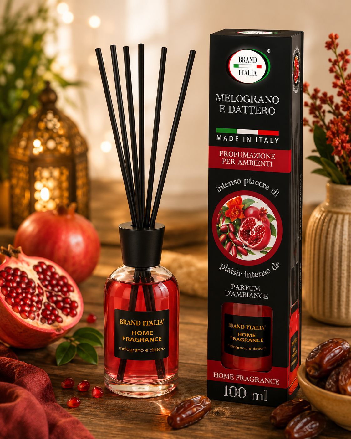 Brand Italia Home Fragrance Melograno e Dattero Diffusore a bastoncino, 100 ml, in flacone di vetro con bastoncini neri.