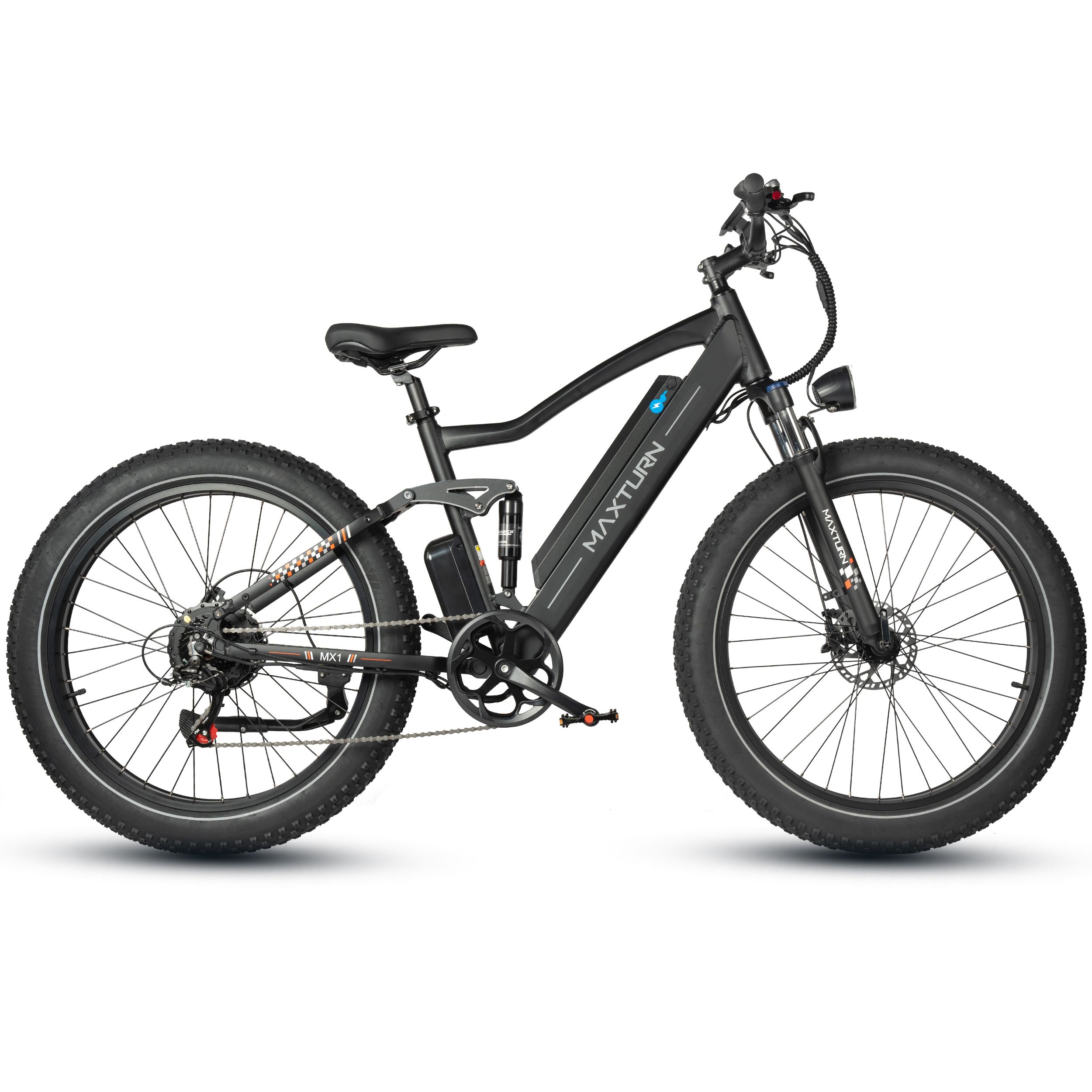 Bicicletta elettrica nera con pneumatici larghi. Logo MAXTURN sul telaio. Faro e display visibili.