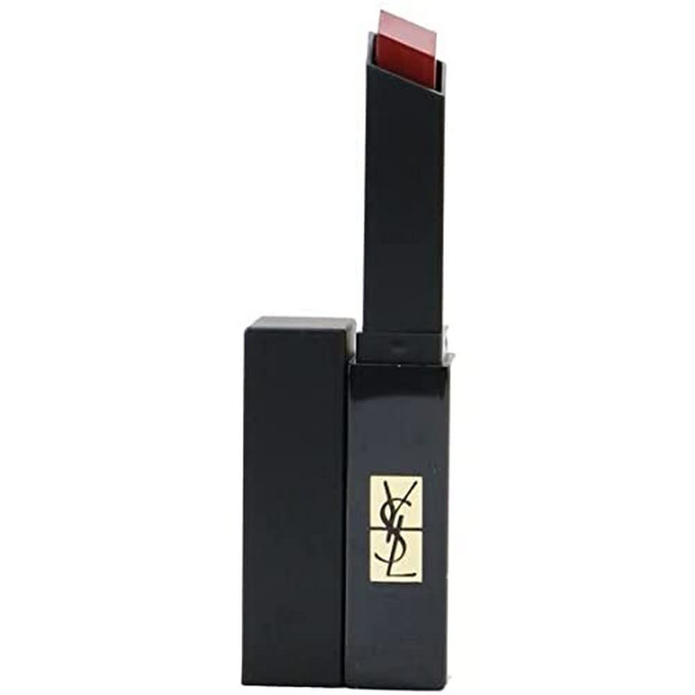 Rossetto nero aperto. Rossetto rosso. Logo dorato. Marchio: Yves Saint Laurent.