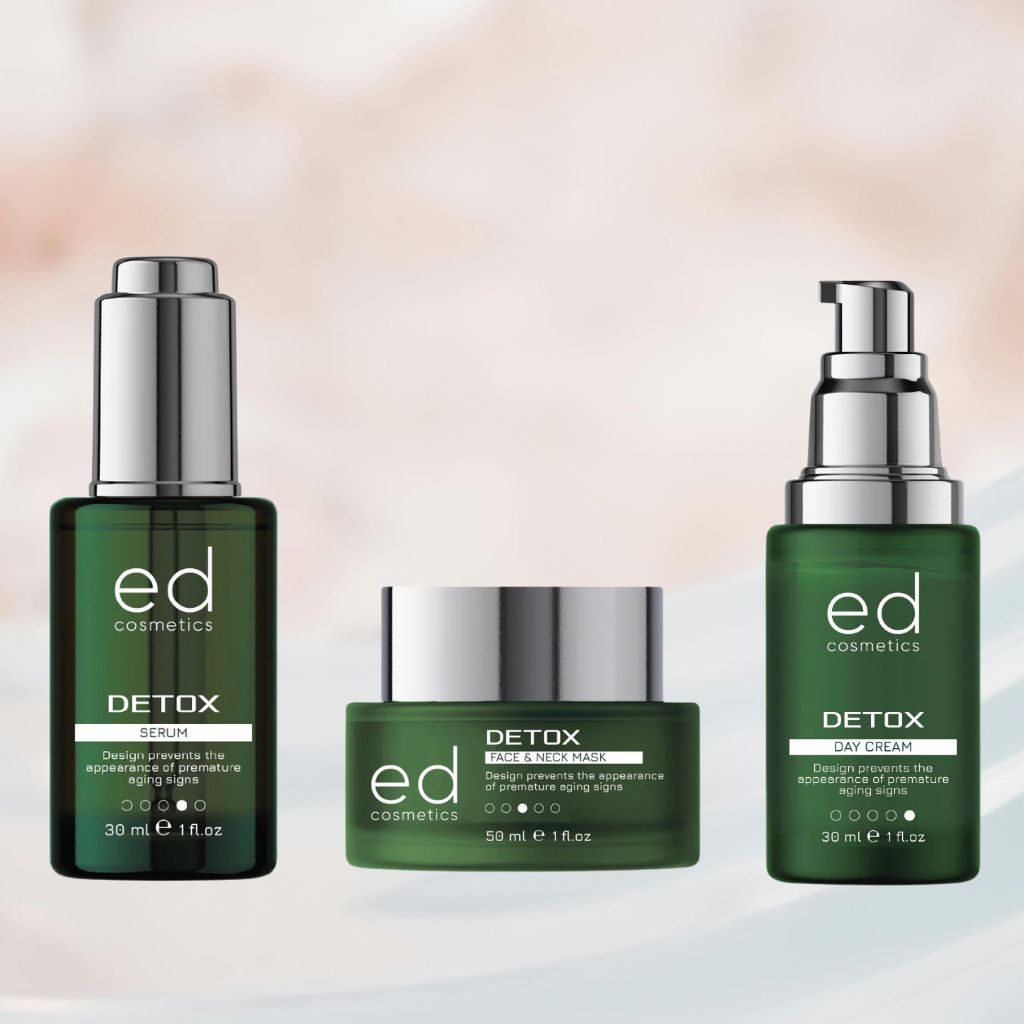 Tre flaconi verdi. ED cosmetics Detox Serum, Face & Neck Mask, Day Cream. 30 ml, 50 ml.