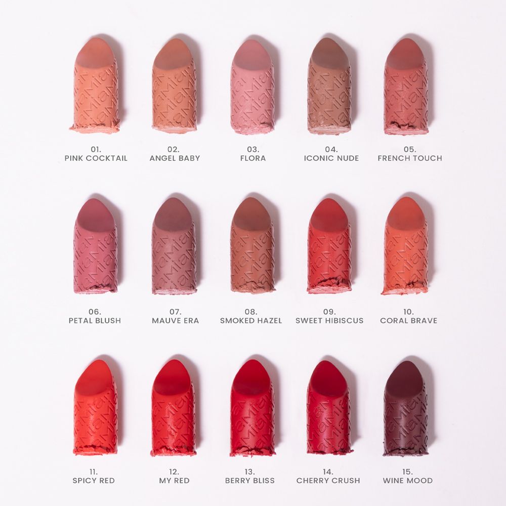 15 rossetti di diversi colori. Il nome del prodotto è stampato su ogni rossetto.