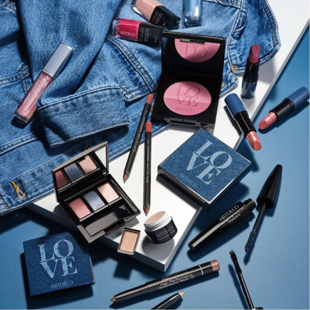 Vari prodotti cosmetici, tra cui Eyeshadow Stylos e palette.