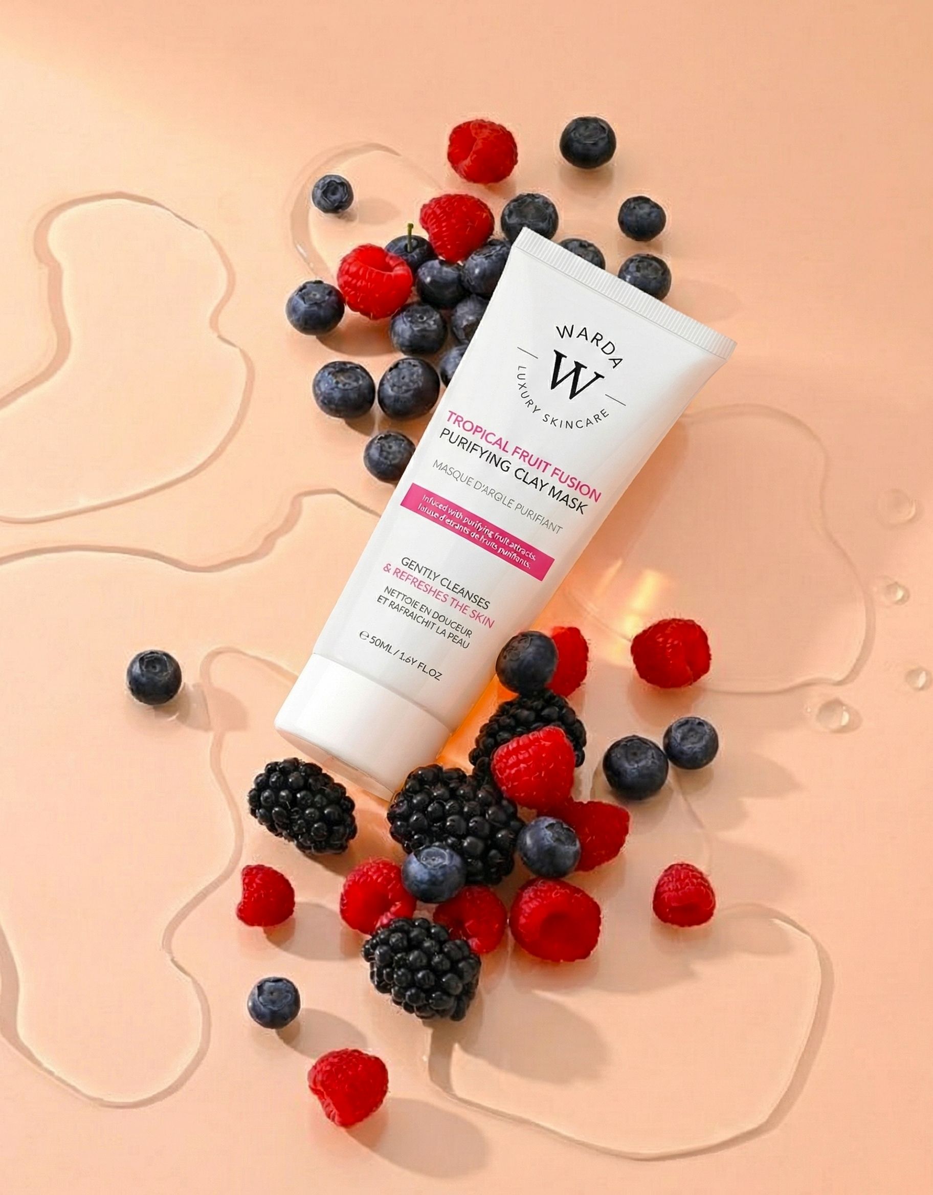 Tubo di maschera all'argilla Warda Luxury Skincare Tropical Fruit Fusion. Bacche e acqua. Testo: Tropical Fruit Fusion.