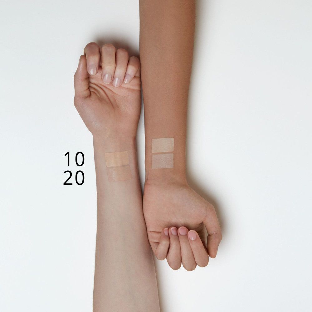 Due braccia con campioni di colore sul dorso delle mani. "10" sul braccio sinistro, "20" sul braccio destro.