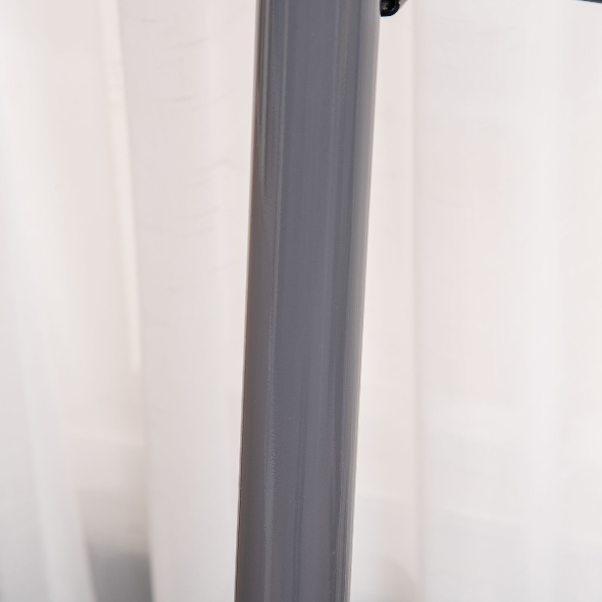 Primo piano di un montante grigio dello stepper. Superficie liscia, nessun altro dettaglio visibile.