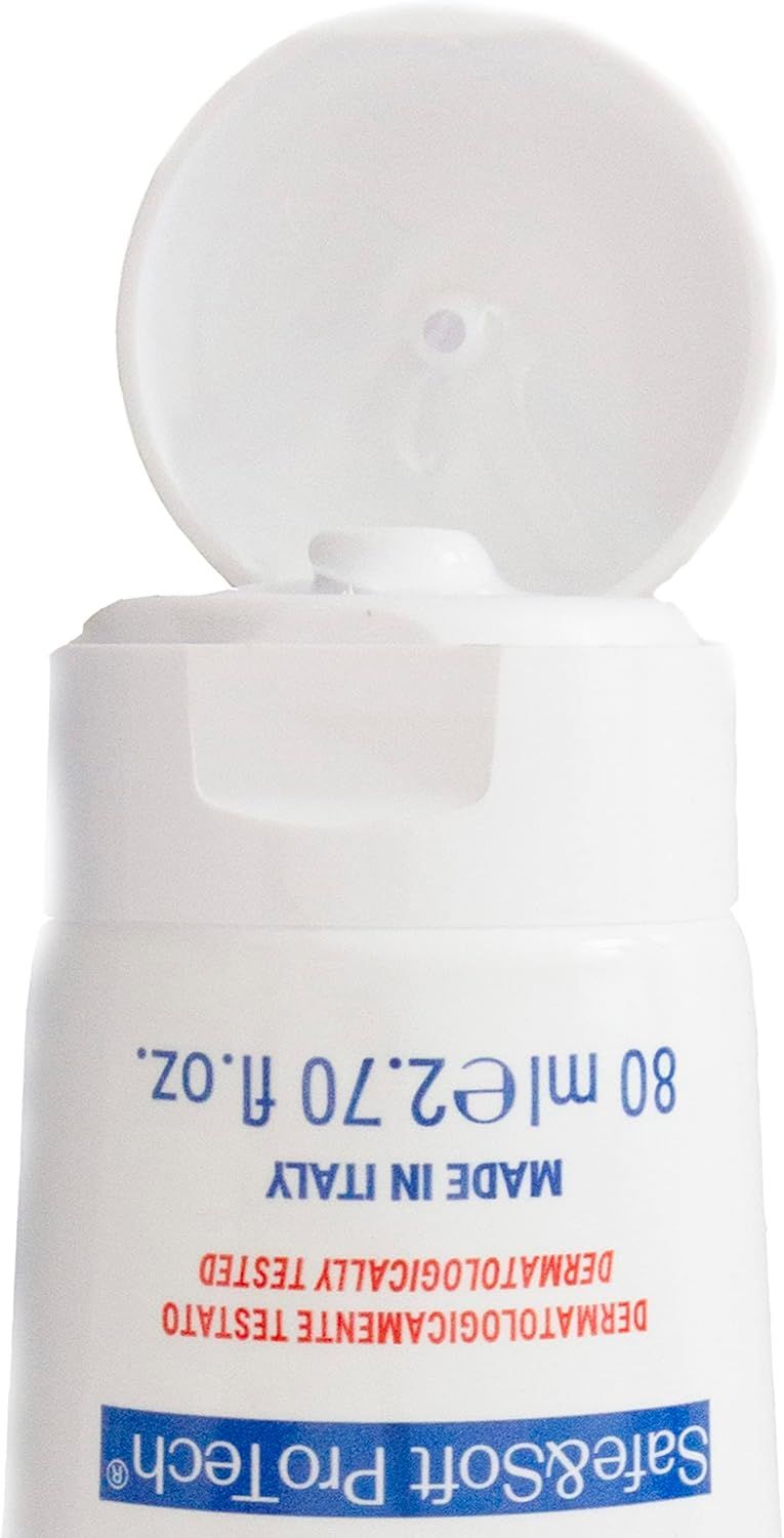 Primo piano del tappo aperto di un tubo bianco. Testo: 80 ml, Made in Italy, dermatologicamente testato.