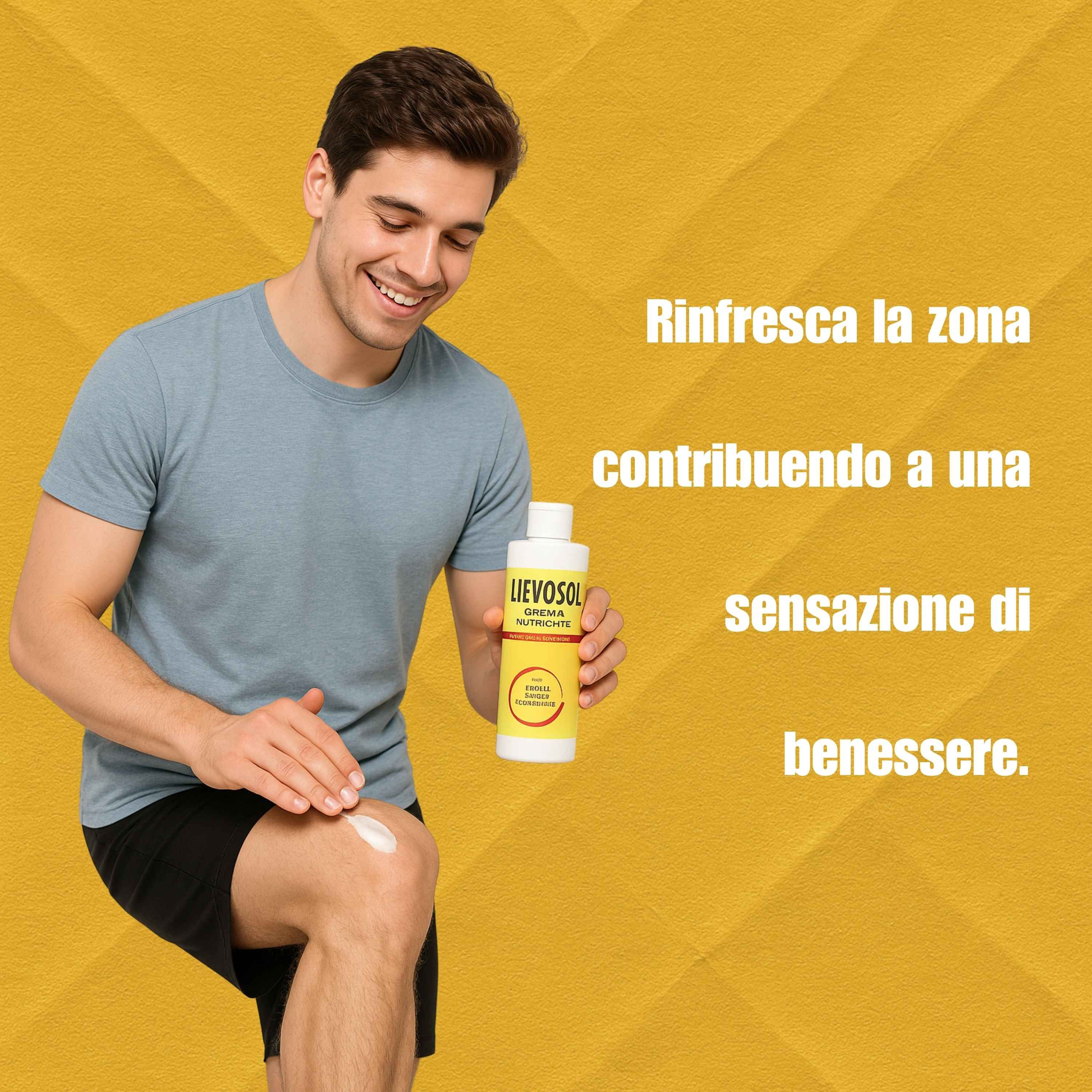 Uomo con bottiglia Lievosol. Applica crema sul ginocchio. T-shirt grigia, pantaloncini neri. Sfondo giallo.