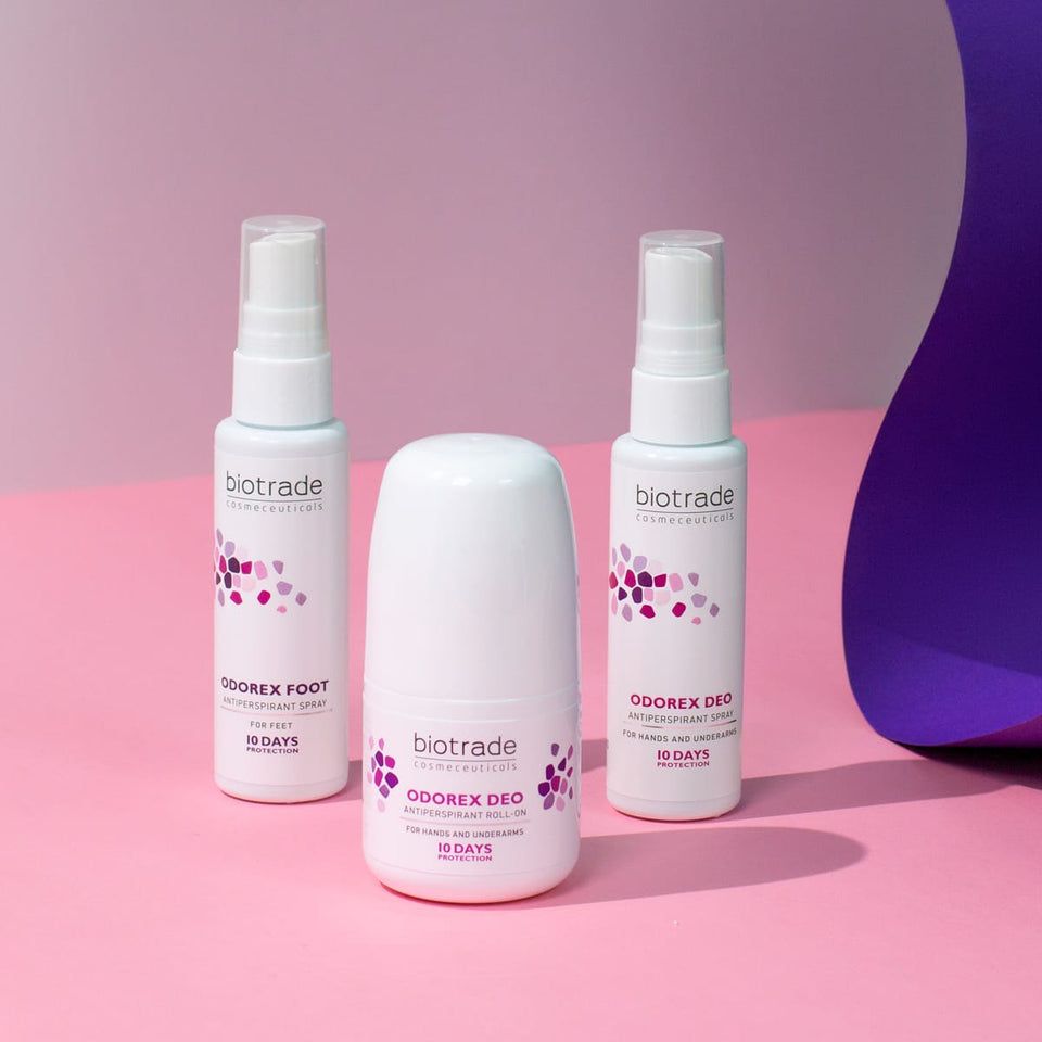 Tre prodotti: due spray e un roll-on. Scritta: Odorex Deo. Sfondo rosa.