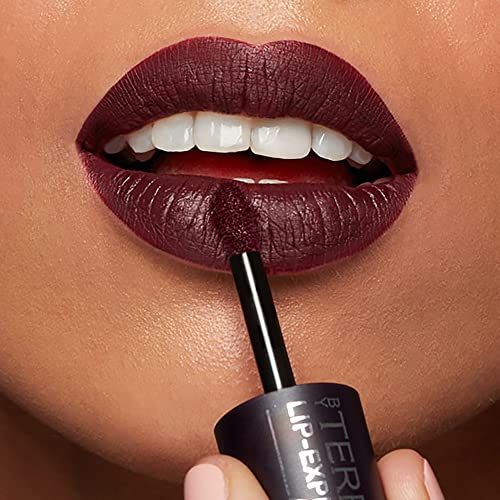 Bocca con rossetto applicato, By Terry Lip-Expert. Applicatore in uso. Tonalità rosso scuro.