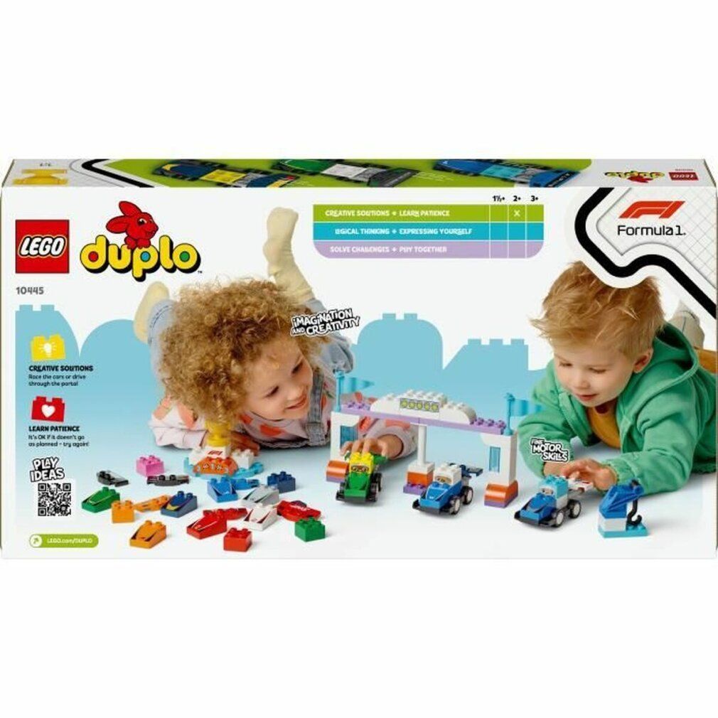 Bambini giocano con auto F1 LEGO DUPLO su una pista.