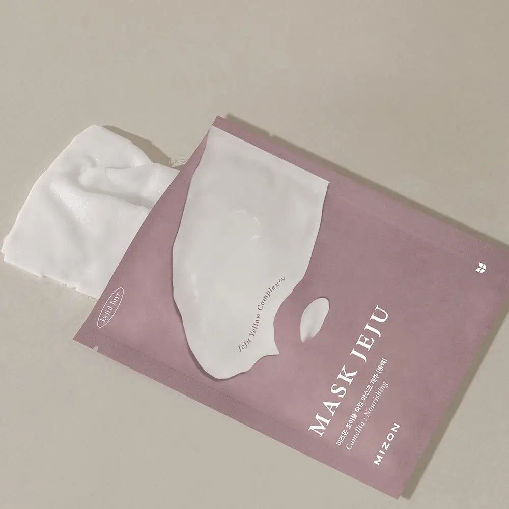 Confezione aperta di MIZON Joyful Time Mask Jeju Camelia. Maschera bianca sulla confezione. Confezione rosa.