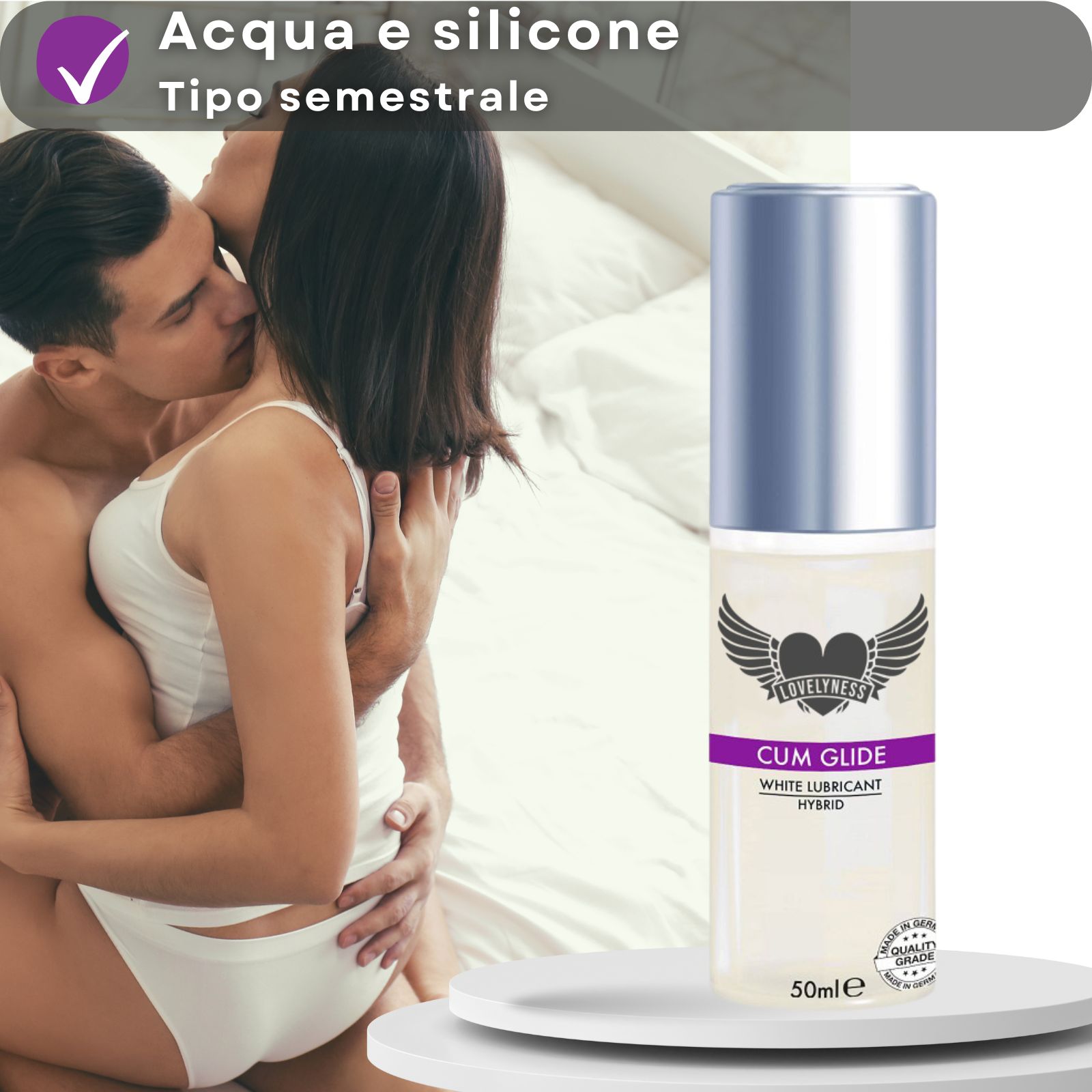 Flacone di gel lubrificante CUM GLIDE. Sfondo: coppia, riquadro con caratteristiche: acqua/silicone, simile allo sperma.