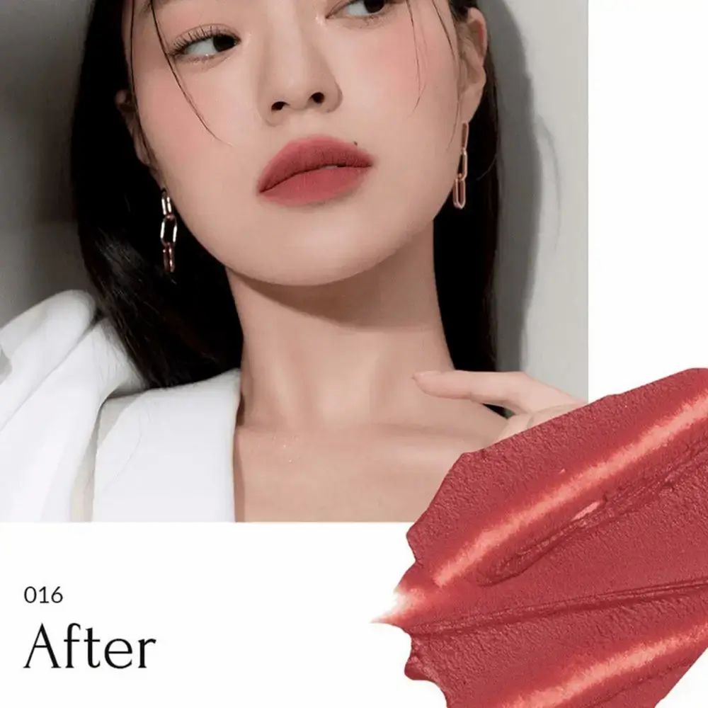 Modella con MUZIGAE MANSION Objet Liquid Lip Tint 016 After. Tonalità sulle labbra e come campione. Testo: 016 After.