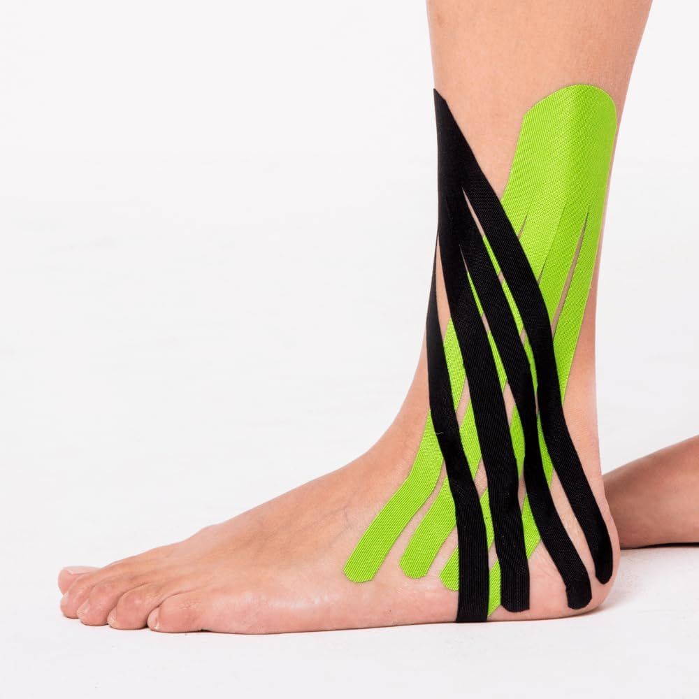 Piede con kinesio tape verde e nero applicato. Il tape è applicato sulla caviglia e sul dorso del piede.
