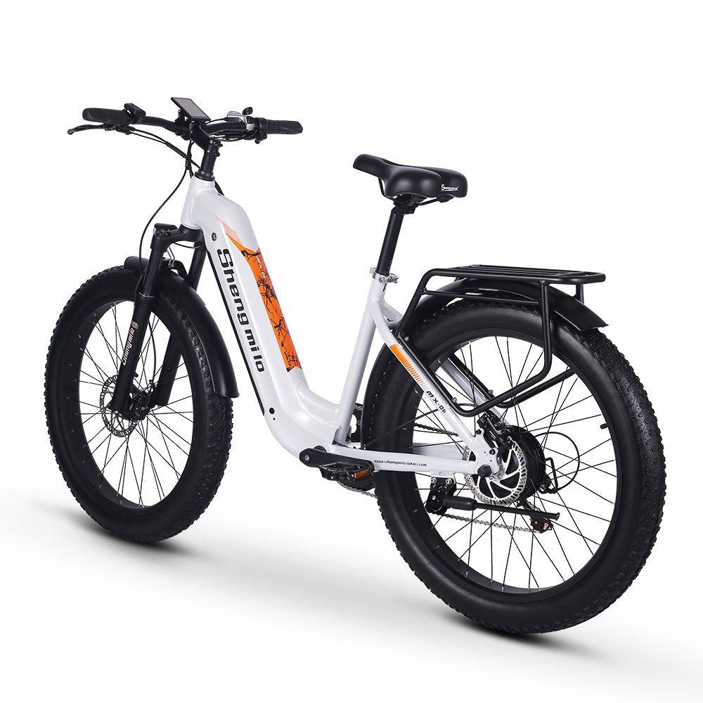 E-bike bianca, pneumatici neri, portapacchi. Dettagli arancioni. Marchio Shengmilo.