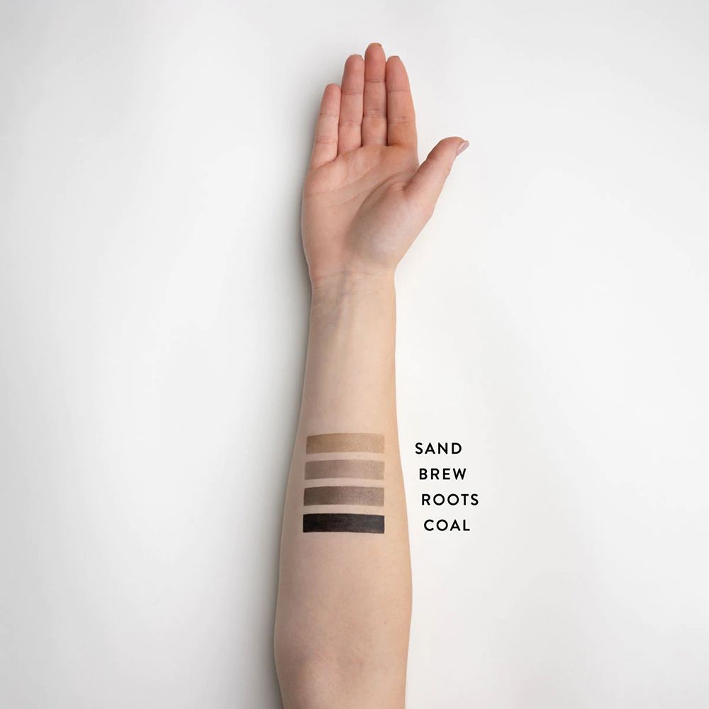 Braccio con campioni di colore: Sand, Brew, Roots, Coal. Testo: Sand, Brew, Roots, Coal.