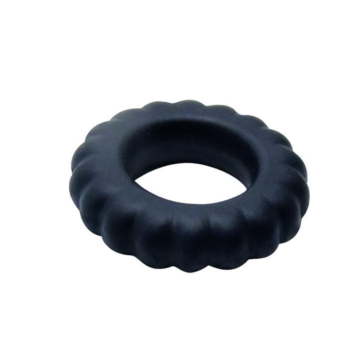 Anello fallico nero con superficie scanalata. Forma anulare con foro centrale.