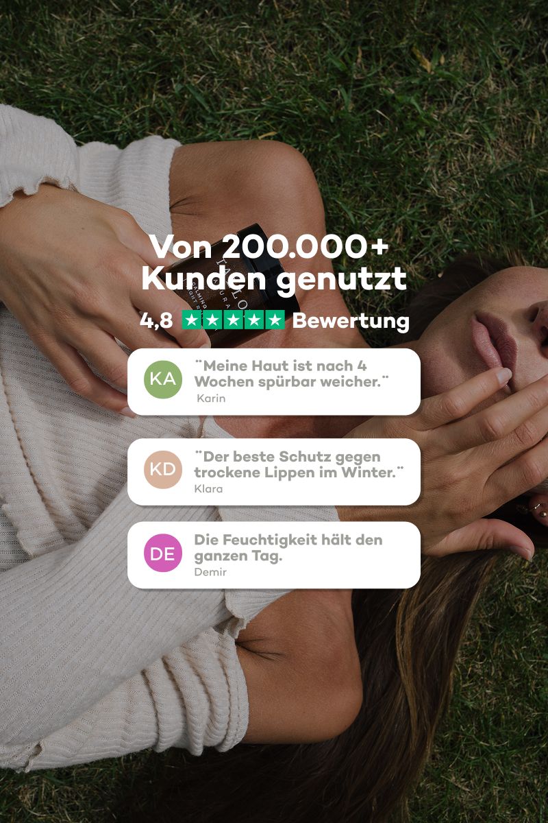 Donna sdraiata sull'erba. Testo: Utilizzato da 200.000+ clienti. Valutazione 4,8 stelle. Citazioni su pelle morbida e labbra secche.