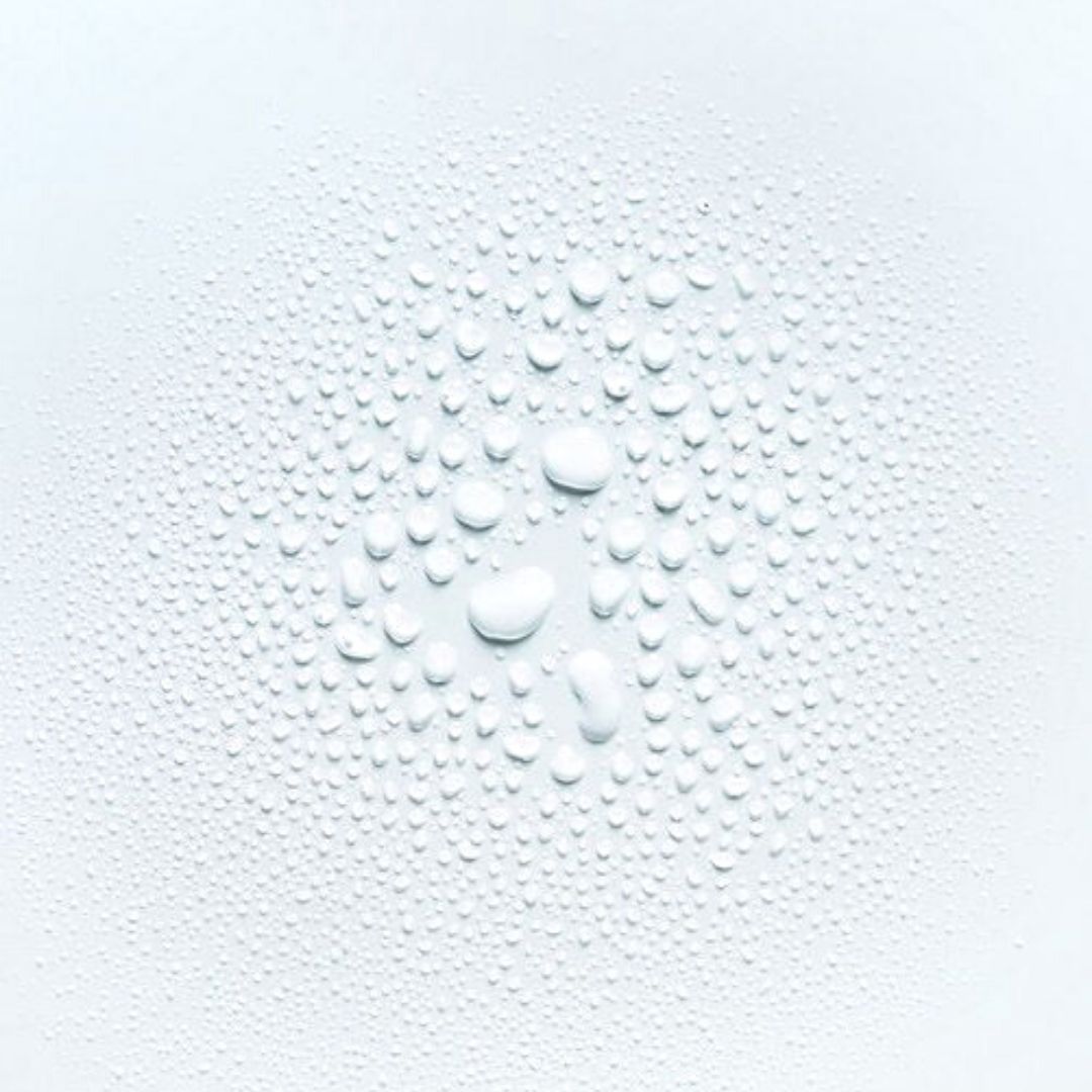 Primo piano di gocce d'acqua su sfondo bianco. Varie dimensioni.