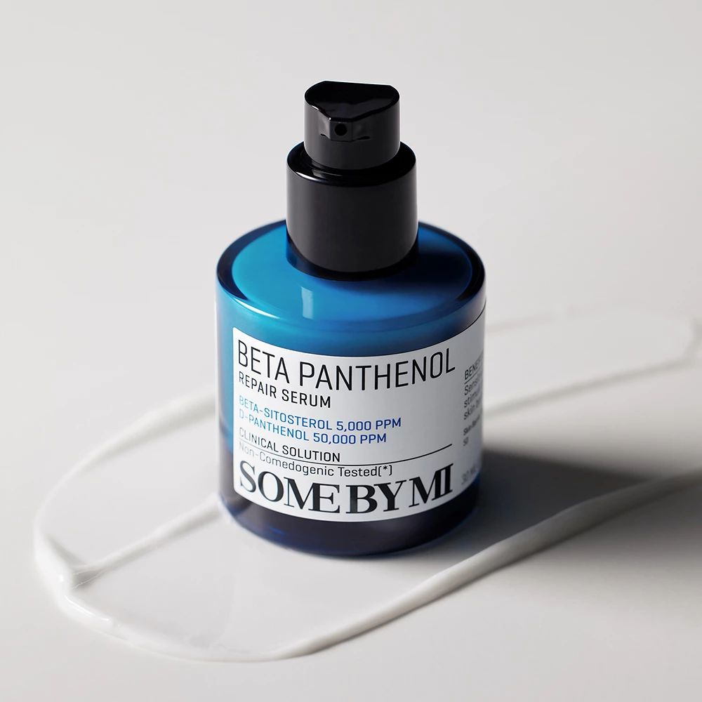 Flacone blu con dosatore nero. Scritta: Beta Panthenol Repair Serum, SOME BY MI. Prodotto su sfondo bianco con traccia di siero.