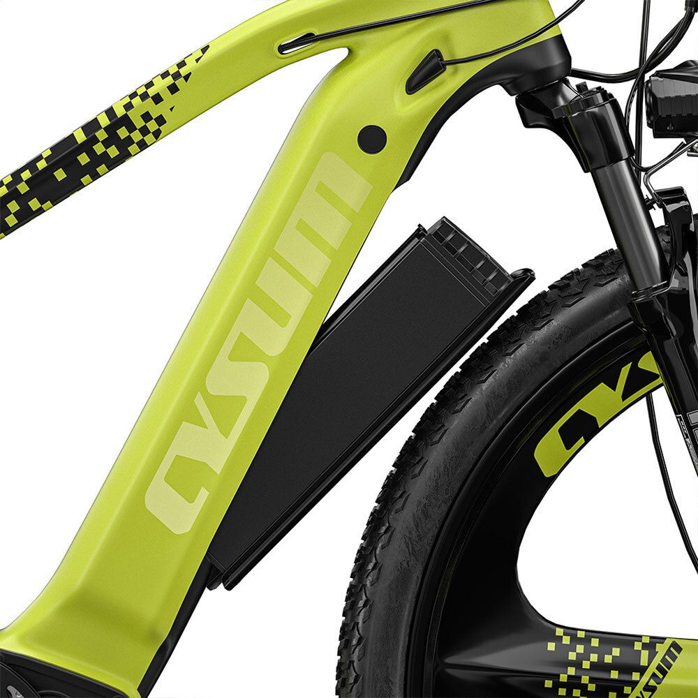 Primo piano del telaio di una bici elettrica verde. Logo CYSUM e batteria.